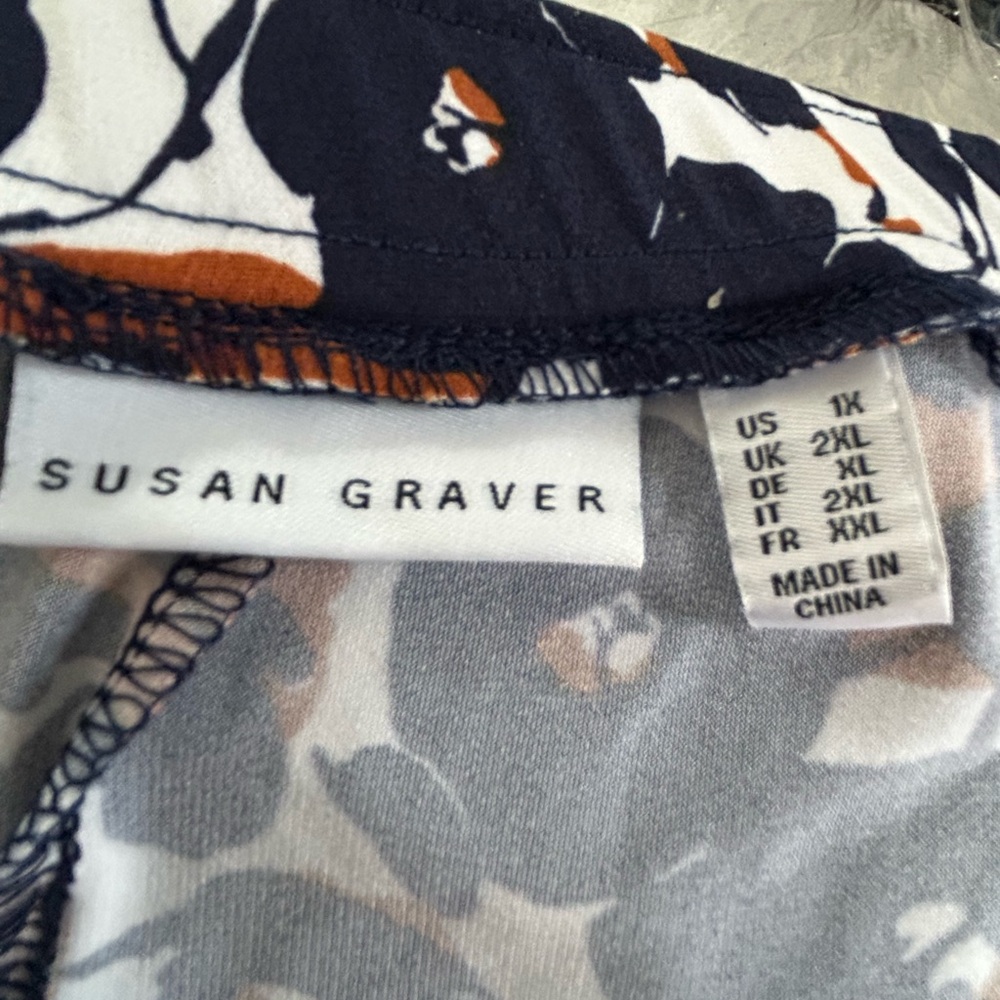 Susan Graver Navy and Gold Floral Capris - Picture 4 of 5
